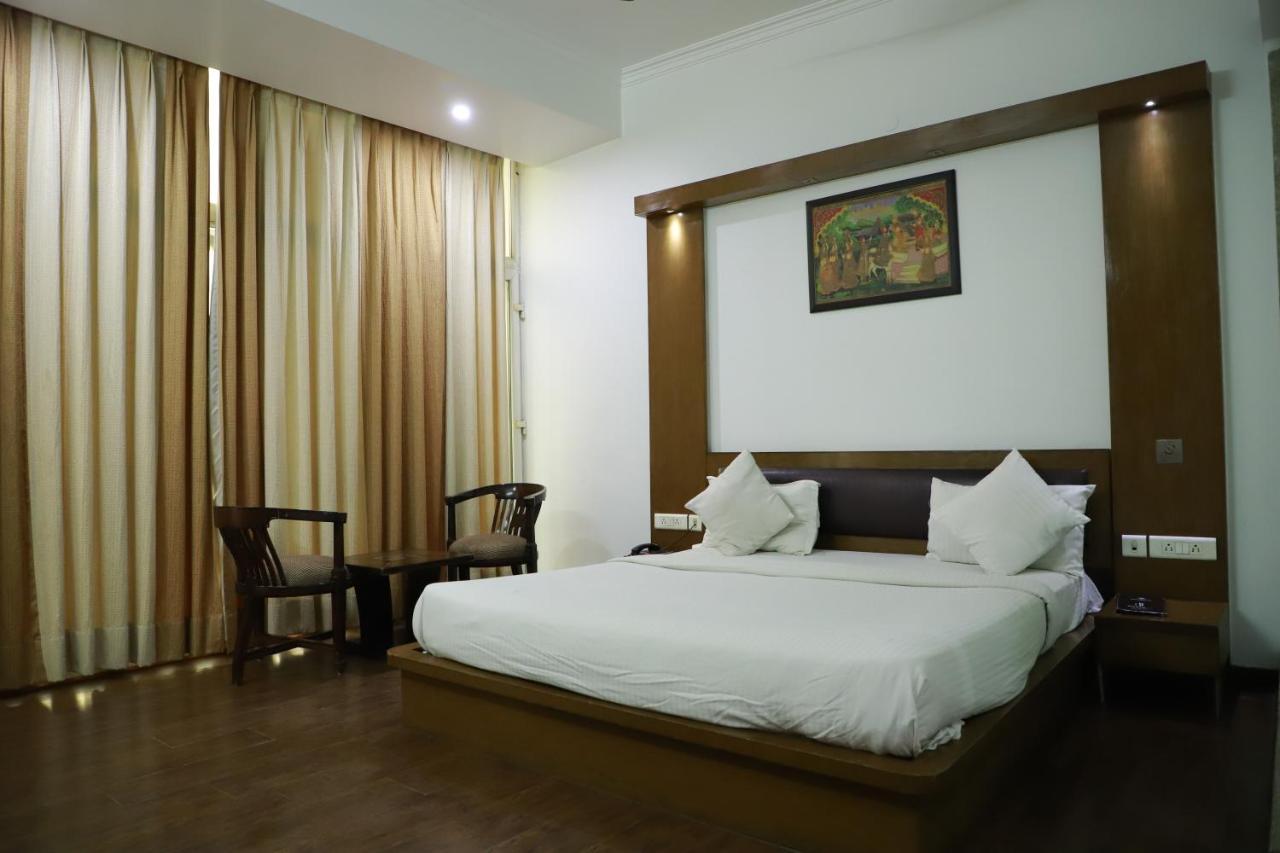 Hotel Parth Inn Газиабад Экстерьер фото