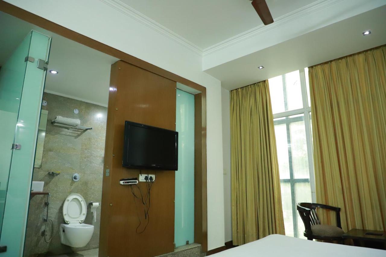 Hotel Parth Inn Газиабад Экстерьер фото