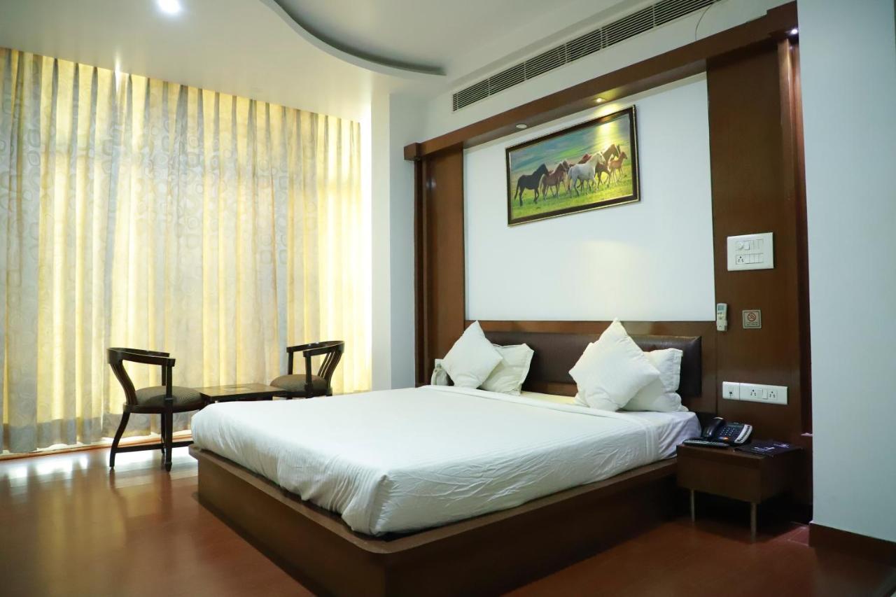 Hotel Parth Inn Газиабад Экстерьер фото