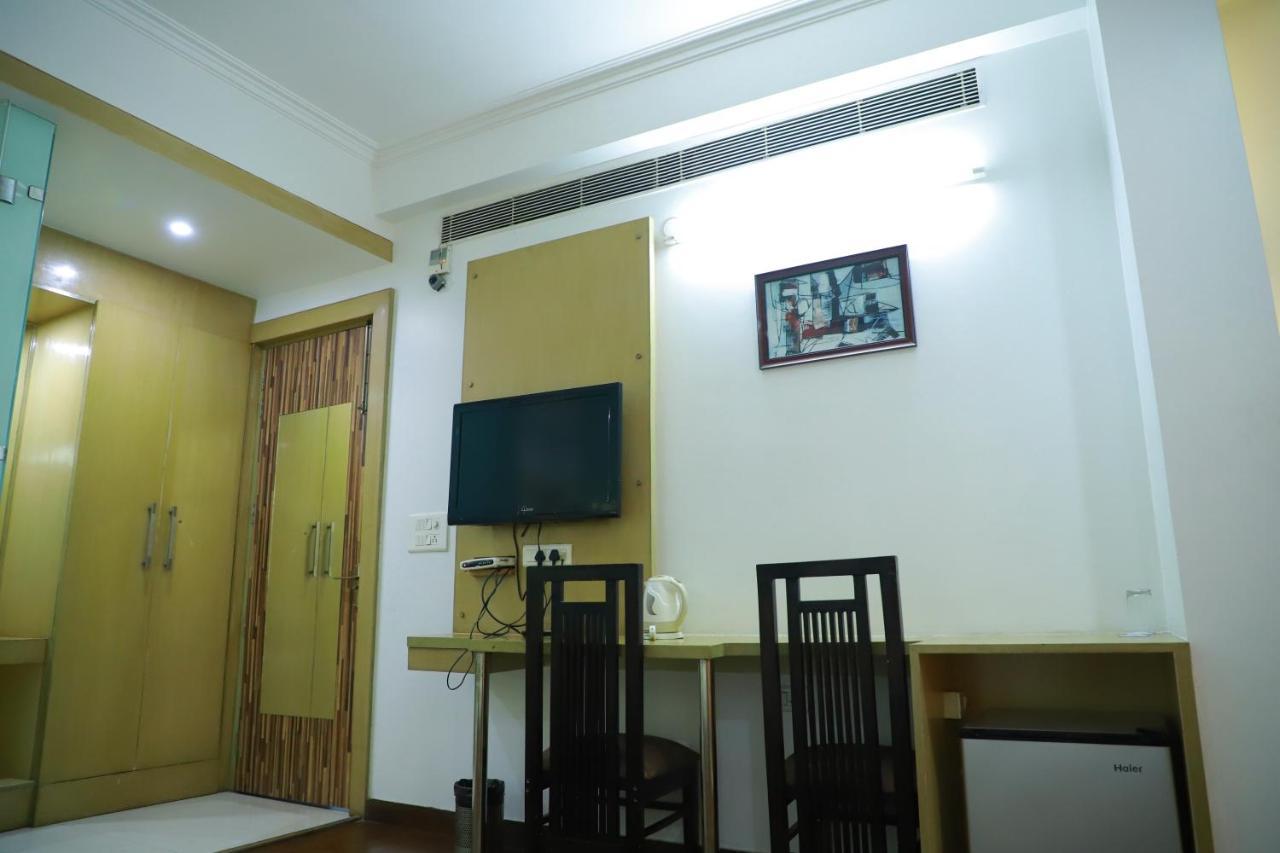 Hotel Parth Inn Газиабад Экстерьер фото