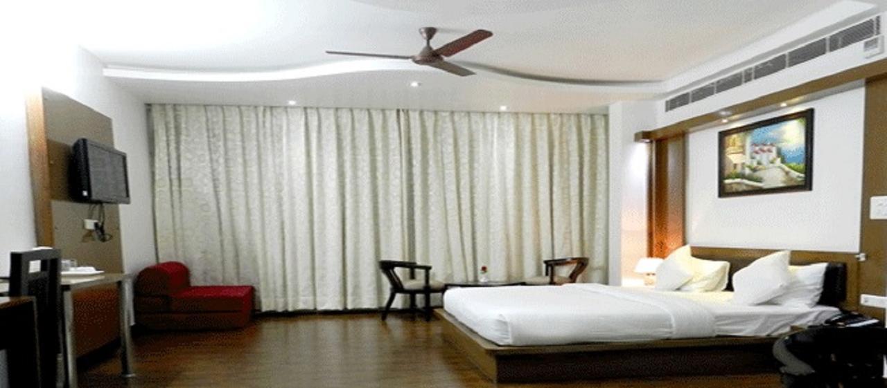 Hotel Parth Inn Газиабад Экстерьер фото
