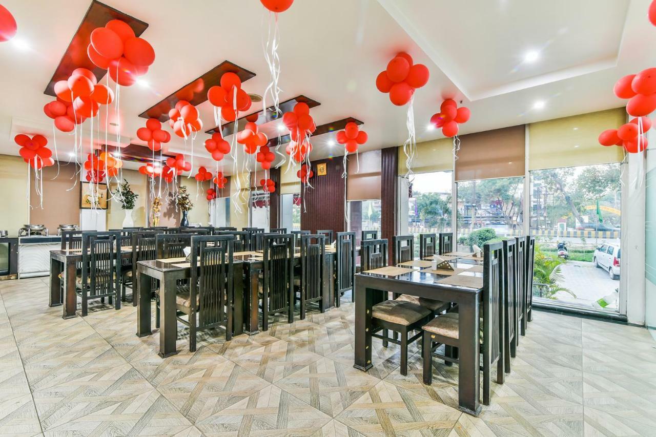 Hotel Parth Inn Газиабад Экстерьер фото